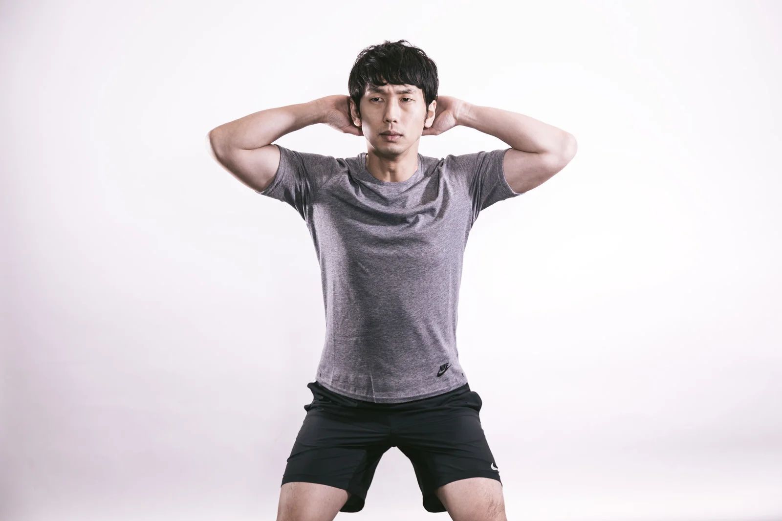 スクワット1ヶ月のビフォーアフターに挑戦する男性